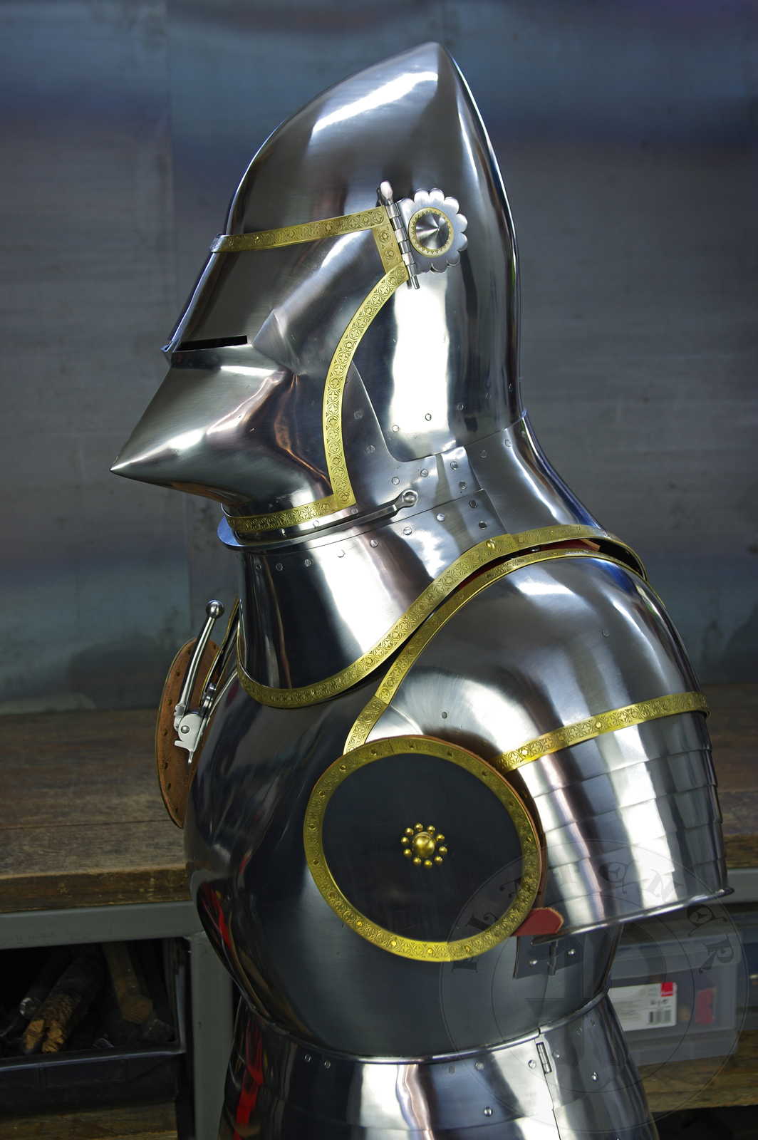 Part of armour inspired by depicts from Altar of St George of the Valencian school, circa 1410./Cz zbroi inspirowanej przedstawieniami z otarza w. Jerzego z warsztatu z Walencji, okoo 1410 rok.